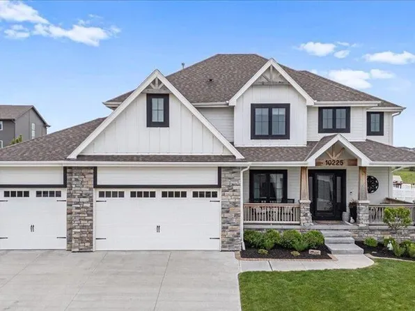 10225 Caspian Dr, Papillion, NE 68046