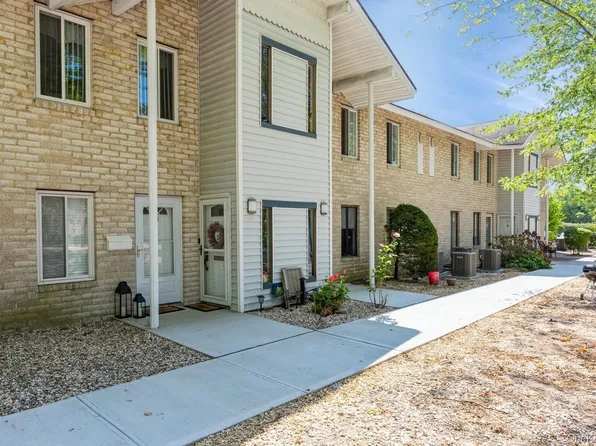 19 Redwood Court #19, Coram, NY 11727