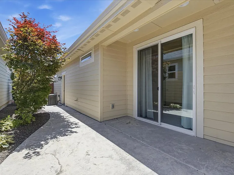 1415 E Summerheights Dr — Photo 32