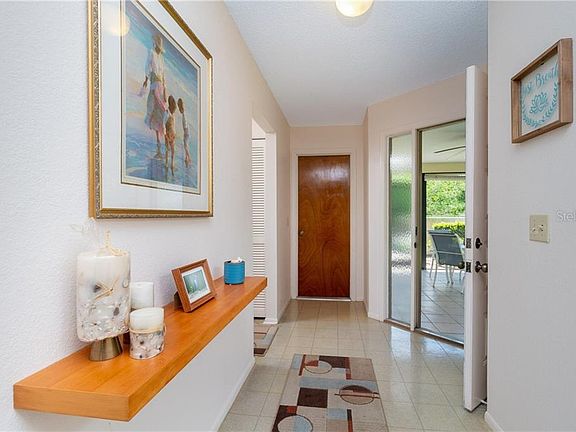 4th image of 570 Foxwood Blvd