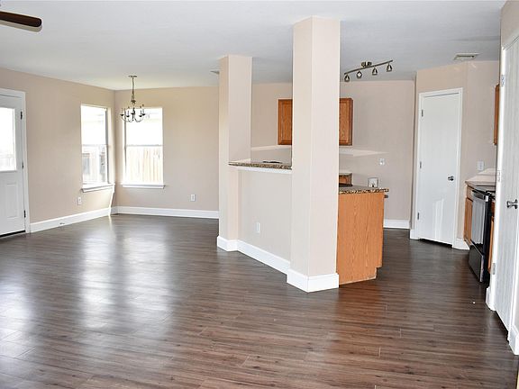 3rd image of 804 Lavaca Loop