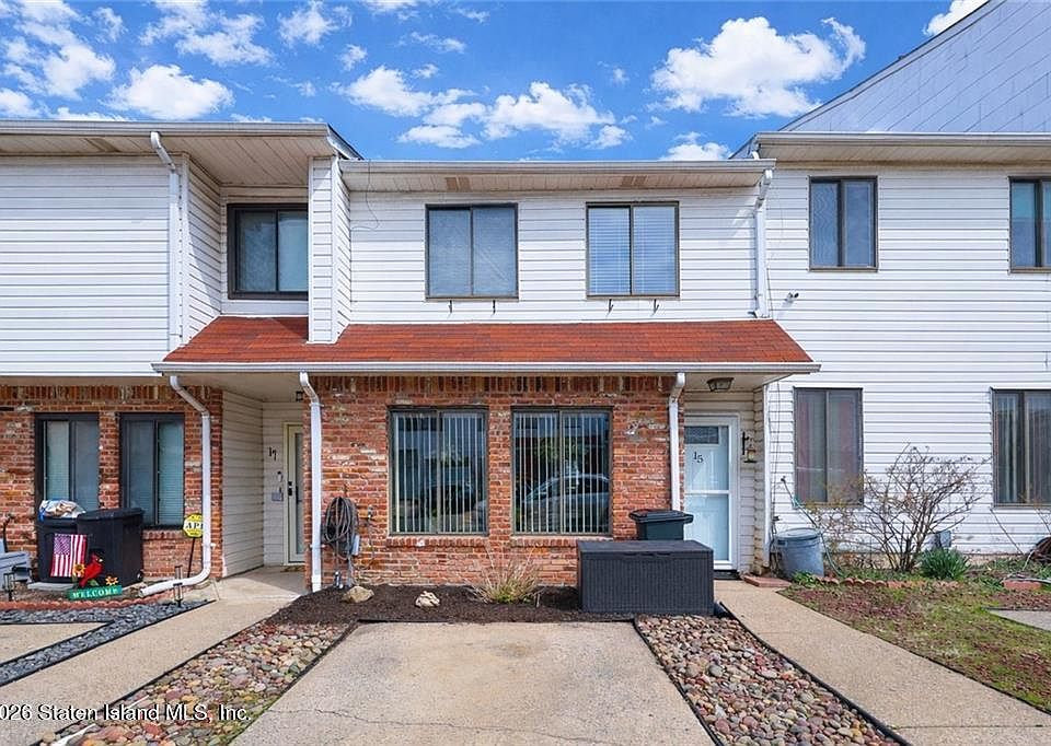1st image of 15 Stratford Ct