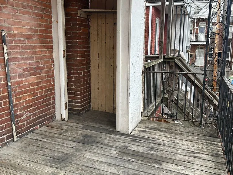 121 N State St — Photo 16