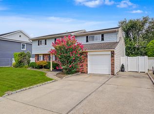16 Hunt Place, Bethpage, NY 11714