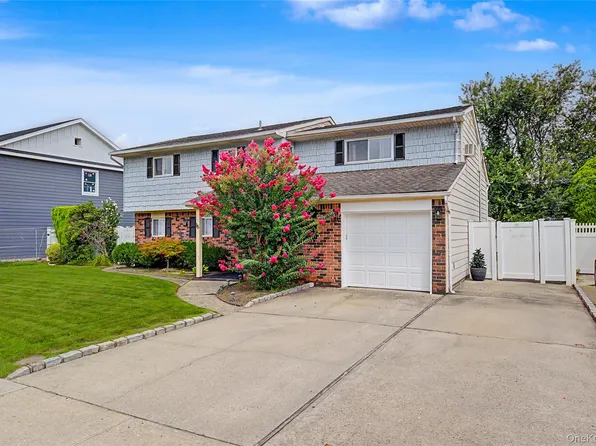 16 Hunt Place, Bethpage, NY 11714