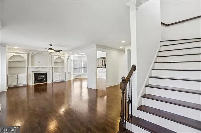 6 bed, 5.0 bath, 5687 sqft, $4,999 — Photo 2