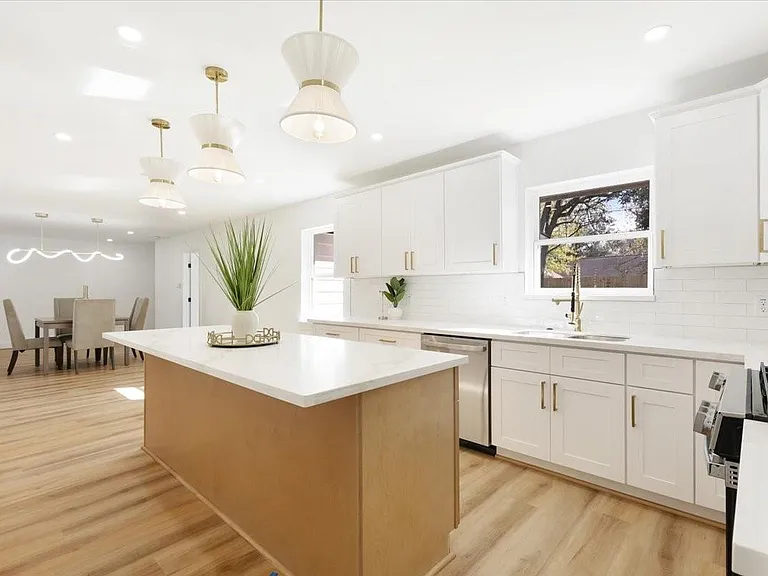 9603 Emnora Ln — Photo 8