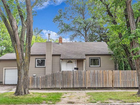 3rd image of 2201 Lorne Ave