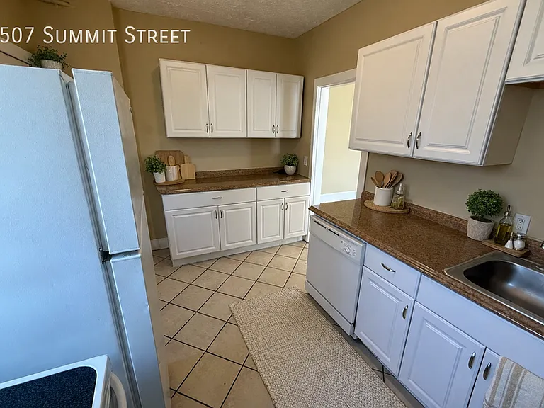 1507 Summit St — Photo 20