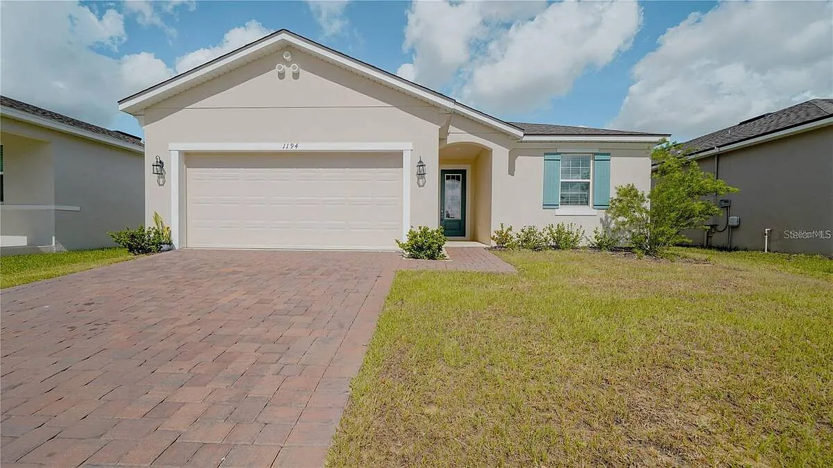 4 bed, 3.0 bath, 2206 sqft, $2,700 — Photo 1