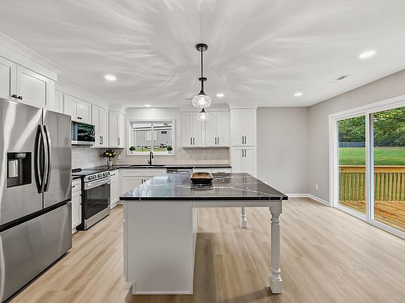 3rd image of 111 Sheppard Ct