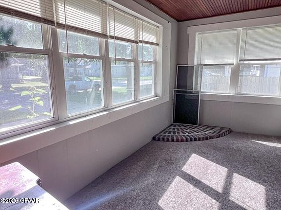 3rd image of 518 Walnut St