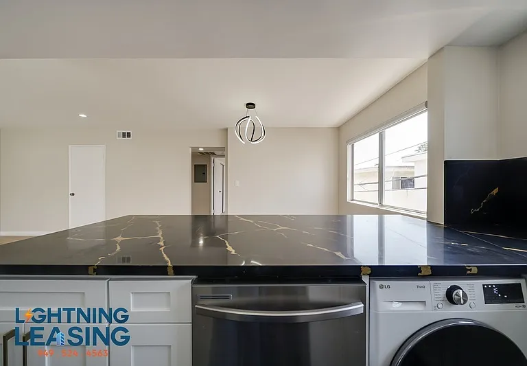 1035 N Hayworth Ave #100 — Photo 21