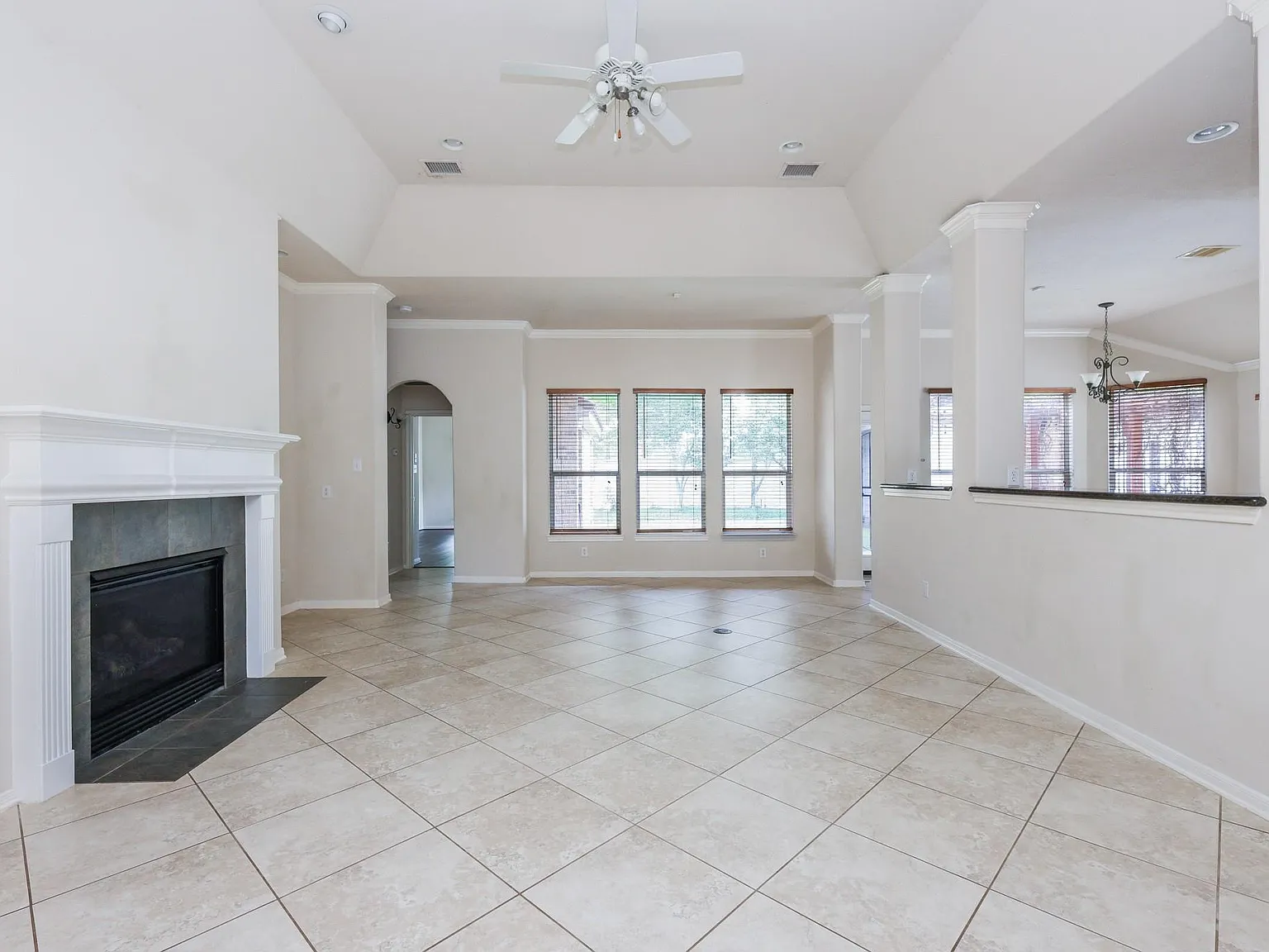 3 bed, 2.0 bath, 2425 sqft, $2,500 — Photo 3
