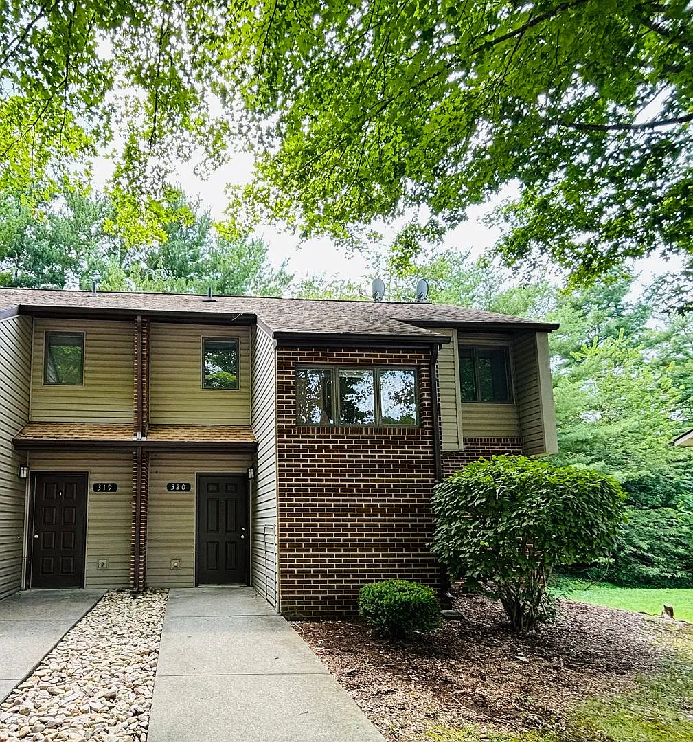 3 Bedroom 2.5 Bath Townhouse — Photo 1