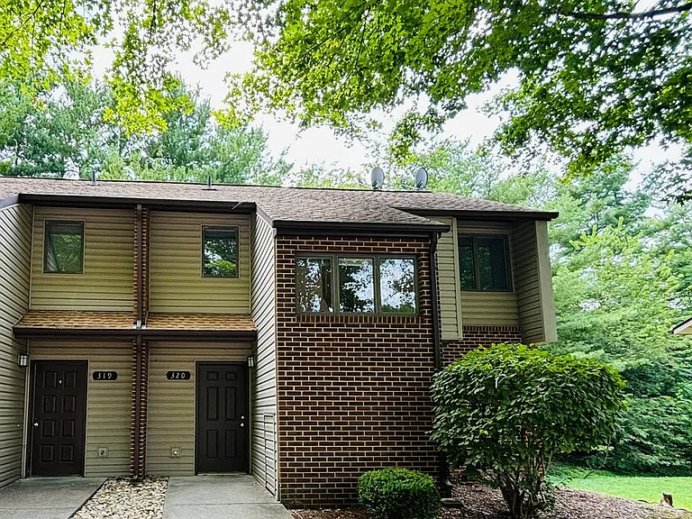 320 Shenandoah Cir — Photo 1