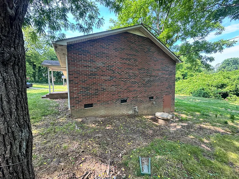 943 Grace St — Photo 3
