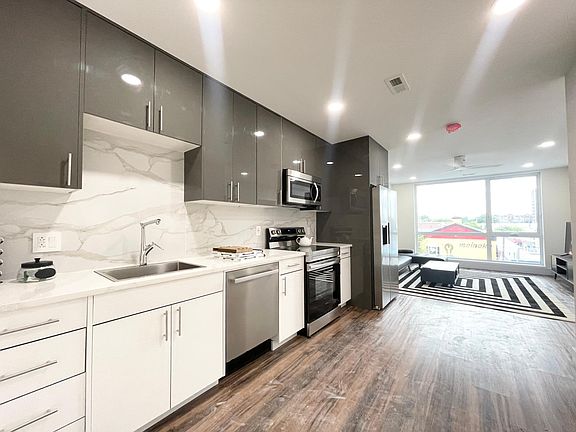 3rd image of 4934 Spruce St #407