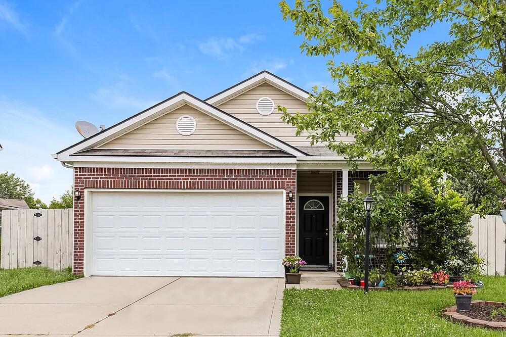 4 bed, 2.0 bath, 1377 sqft, $2,215 — Photo 1