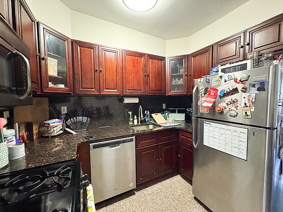 4th image of 22-71 Crescent St #2