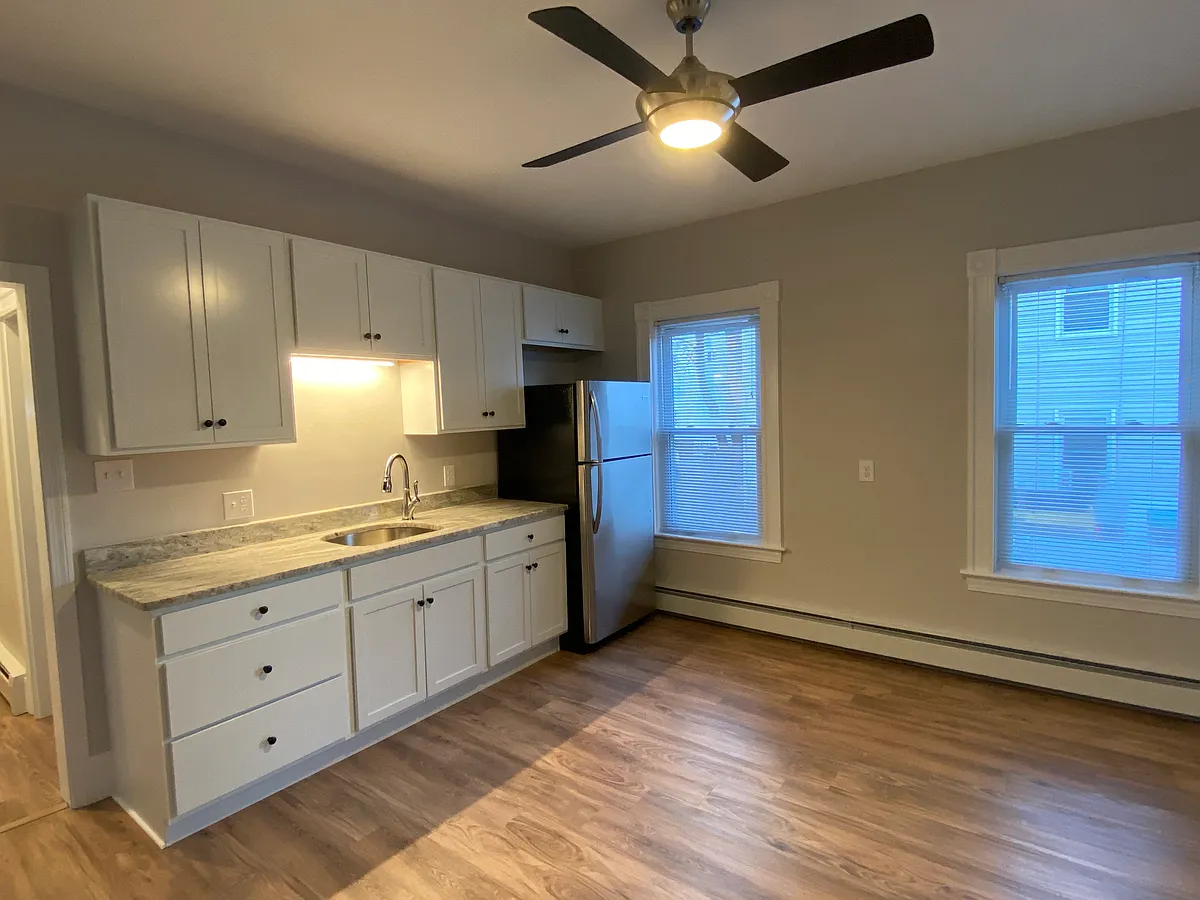 Building Photo - 70 Seymour St #2