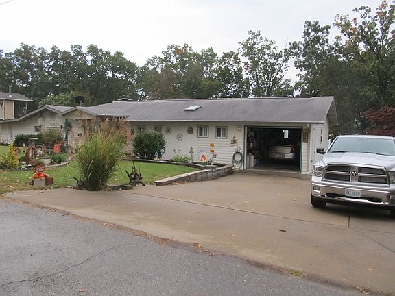 Front of home w/ landscaping