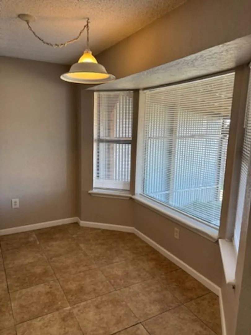 Comfortable & Move-In Ready 3 Bedroom Brick Home in the Skyline East Area! — Photo 3