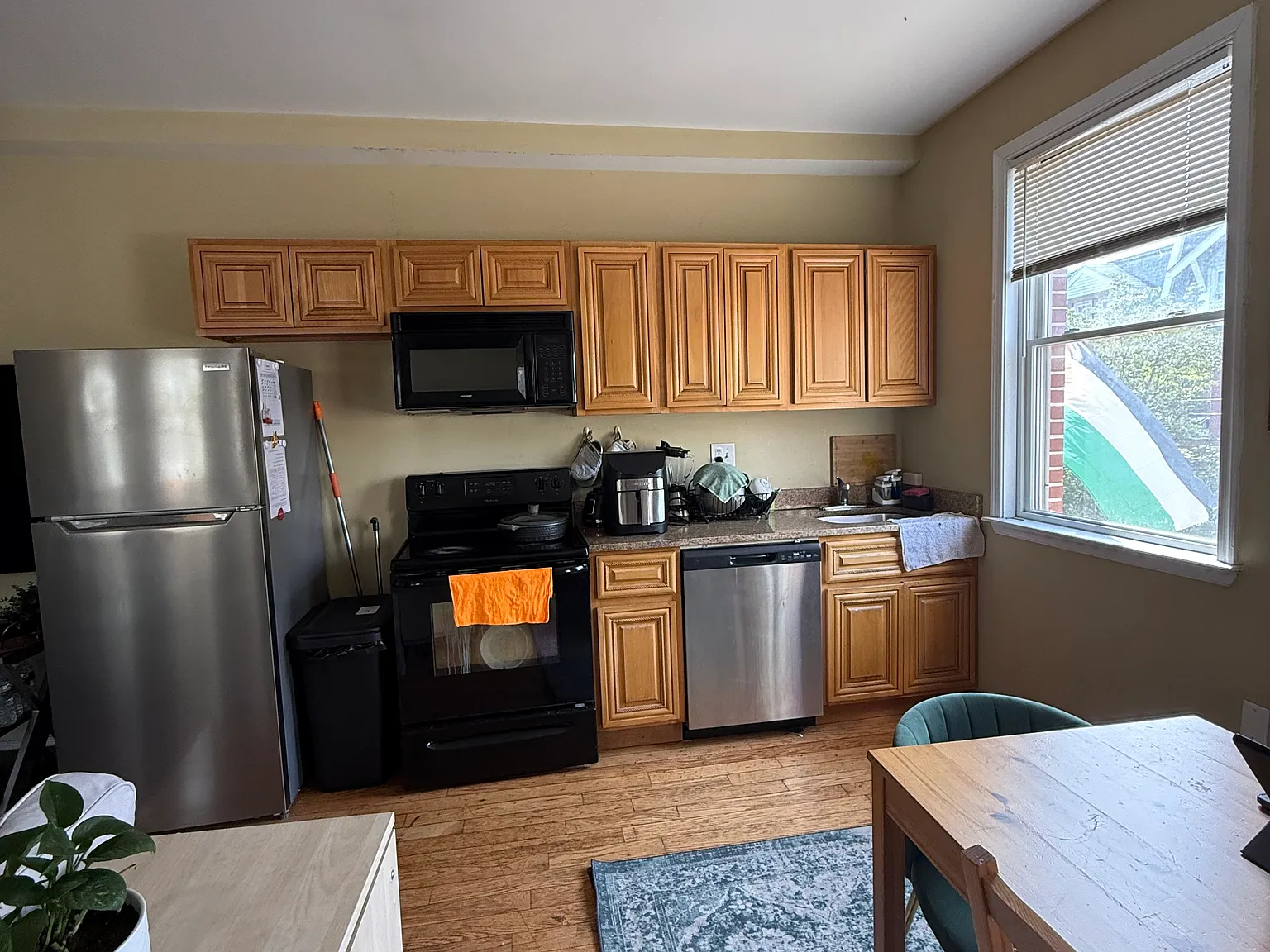 5 bed, 2000 sqft, $3,000 — Photo 2