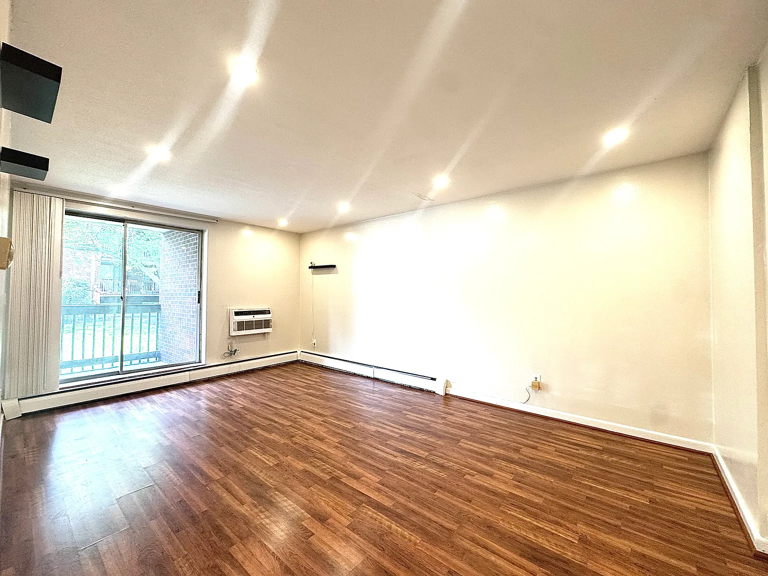 2 bed, 646 sqft, $2,400 — Photo 2