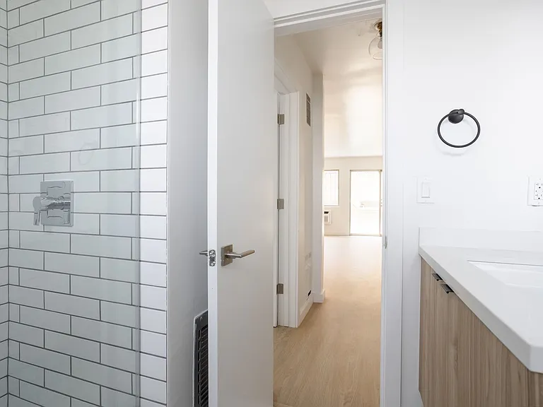 725 Hayworth Apartments — Photo 14
