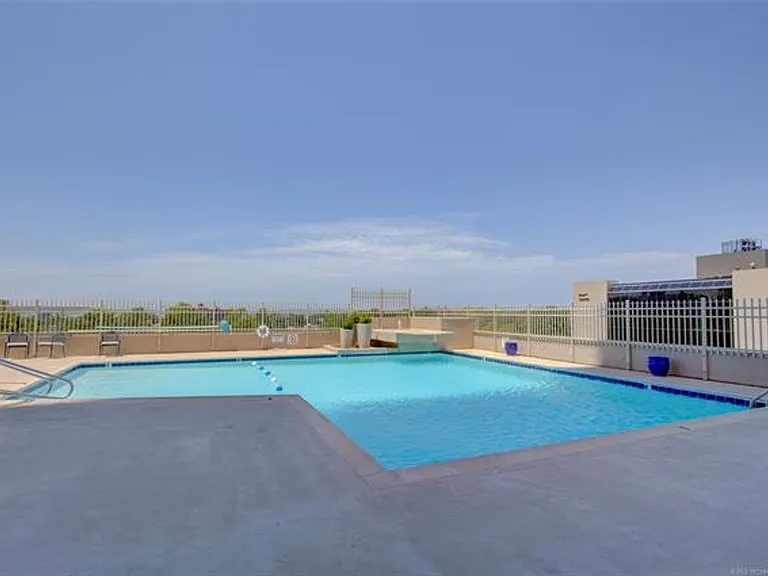 Adorable 2 bed 2 bath in historic Liberty Tower — Photo 31