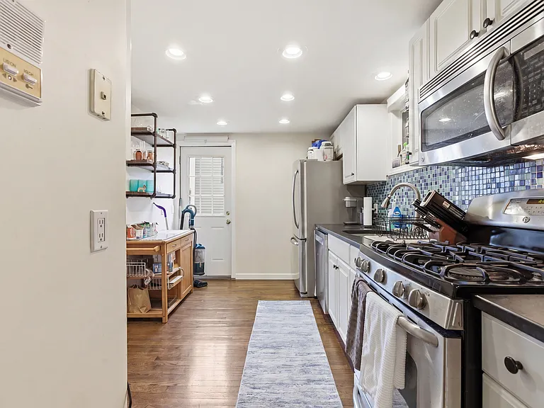 245 W 5th St #4 — Photo 8