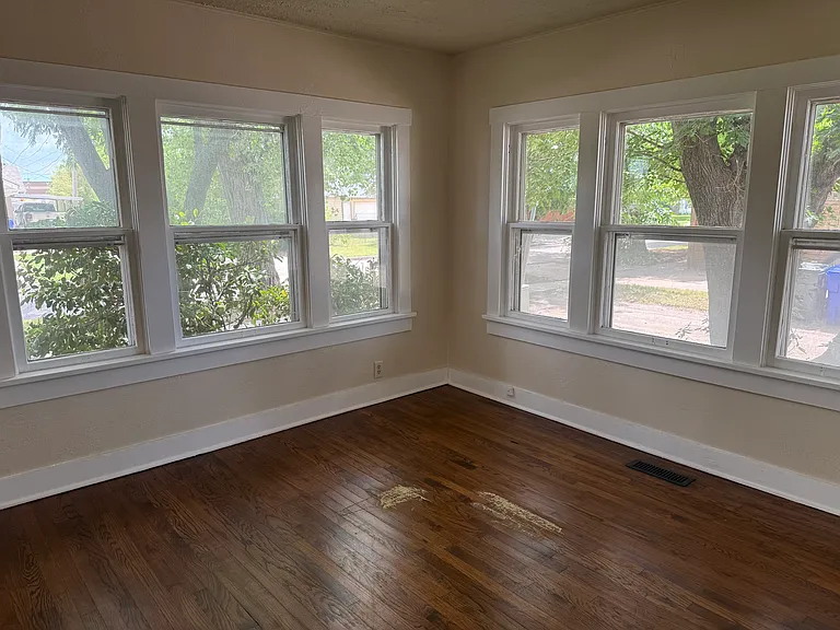 418 N Crawford Ave — Photo 4