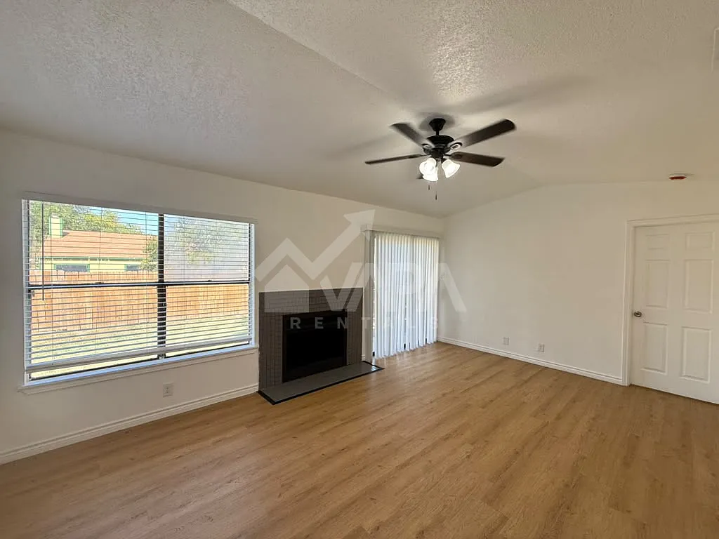 3 bed, 1150 sqft, $1,800 — Photo 3