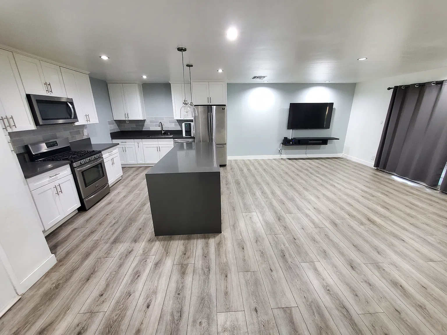 3 bed, 1140 sqft, $3,795 — Photo 2