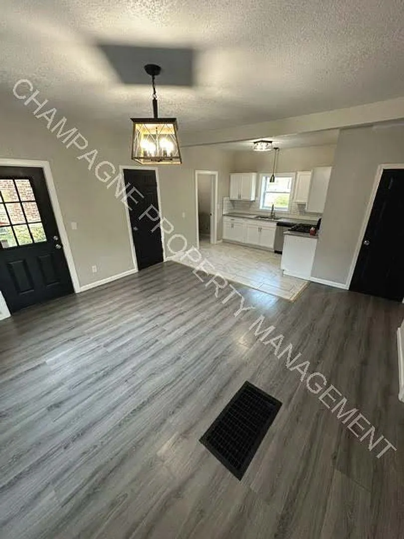 Single Family Home in Kansas City — Photo 4