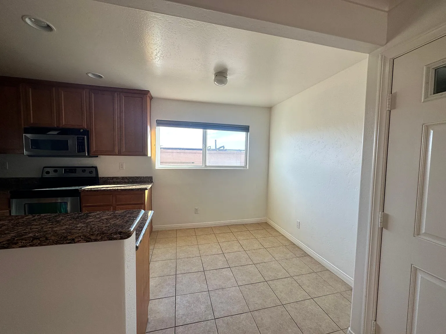 2 bed, 907 sqft, $3,925 — Photo 3