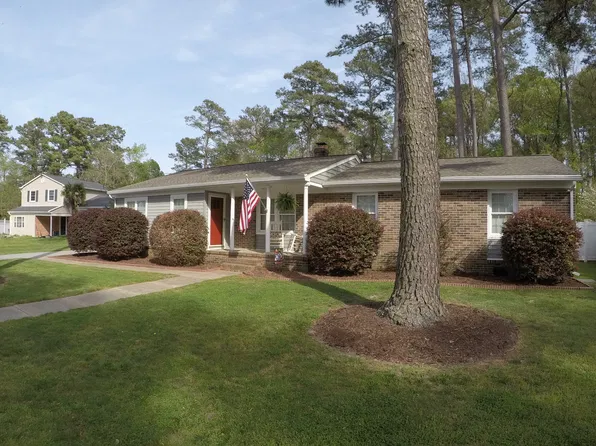 8 Hansom Dr, Poquoson, VA 23662