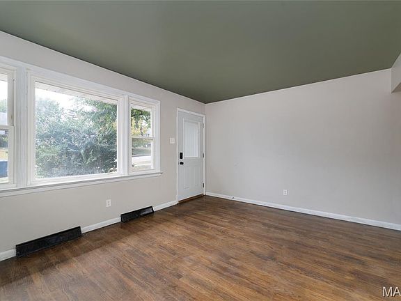 3rd image of 9417 Romaine Ave