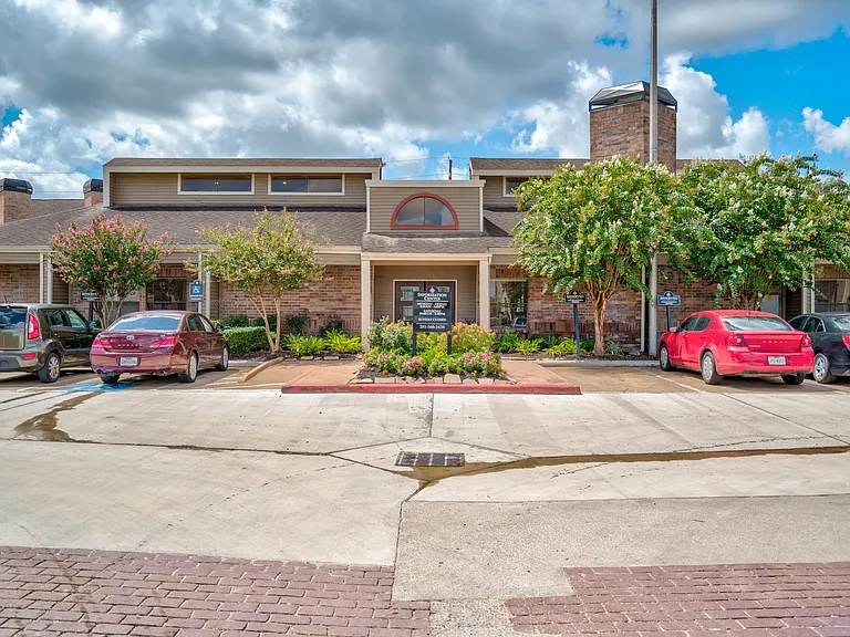 San Marino Apartments — Photo 15