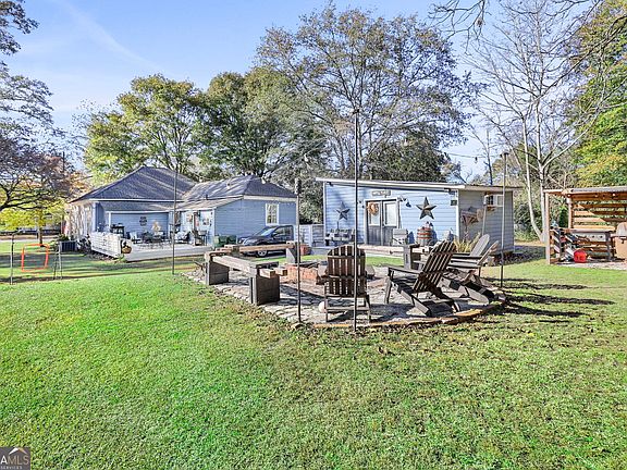 2nd image of 215 Johnson St