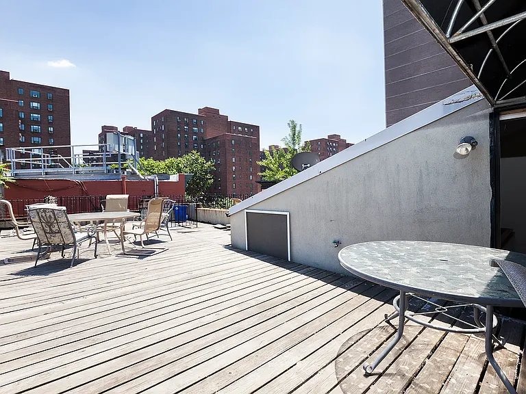 351 E 18th St #1 — Photo 4