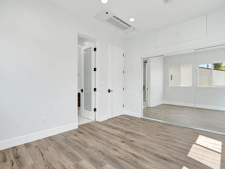 11609 Burbank Blvd #2 — Photo 12