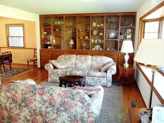 Living Rm w/hardwood 