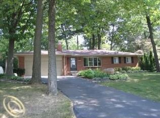 5916 Hummingbird Ln, Clarkston, MI 48346