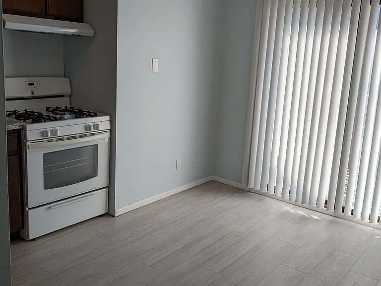 213 Logan St — Photo 2