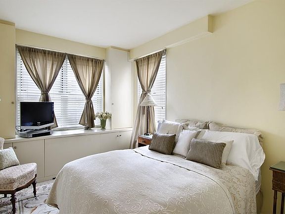 Bedroom has N&E Light