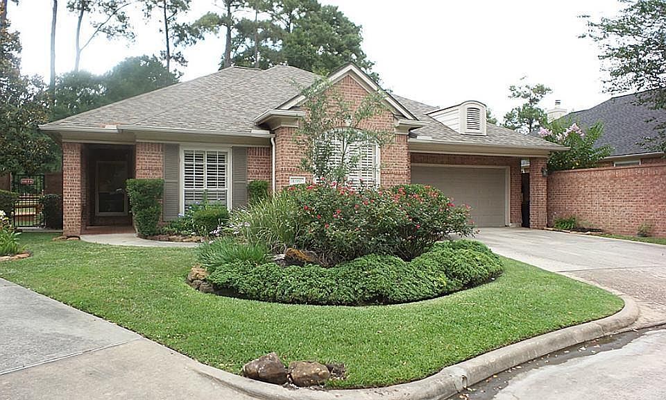 Beautiful curb appeal with nice landscaping