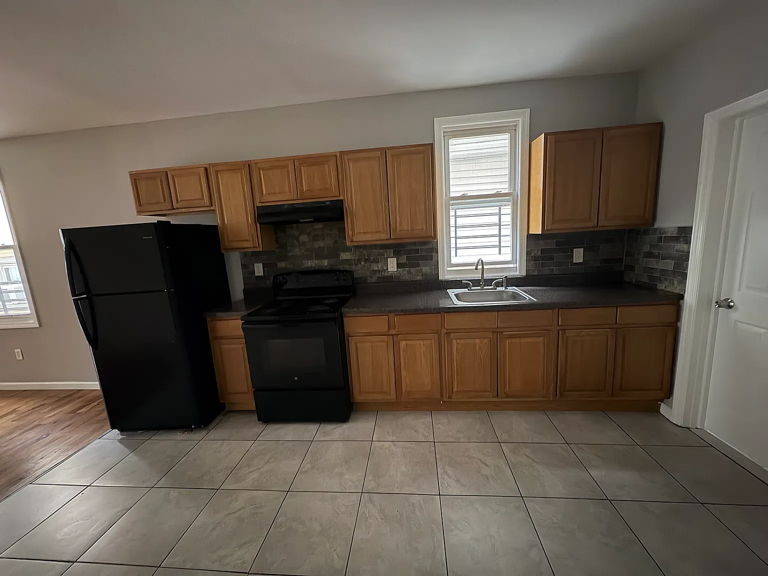 3 bed, 1275 sqft, $2,195 — Photo 3