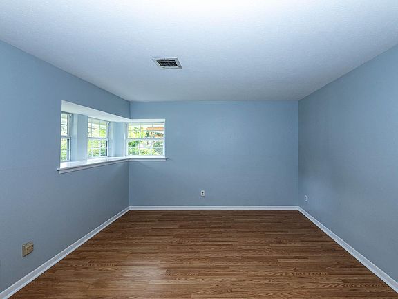 3rd image of 926 Luella Ave